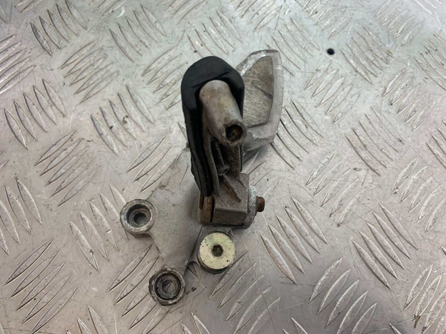 TRIUMPH 955i SPRINT ST FRONT LEFT HANGER  YEAR 1999-2004 (CMB1124)