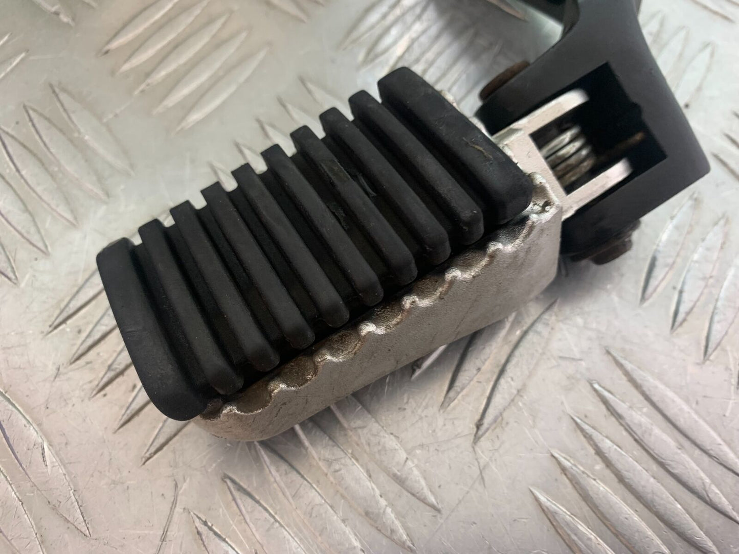 SINNIS TERRAIN 125 FRONT LEFT HANGER AND PEG   YEAR 2024 (CMB1072)