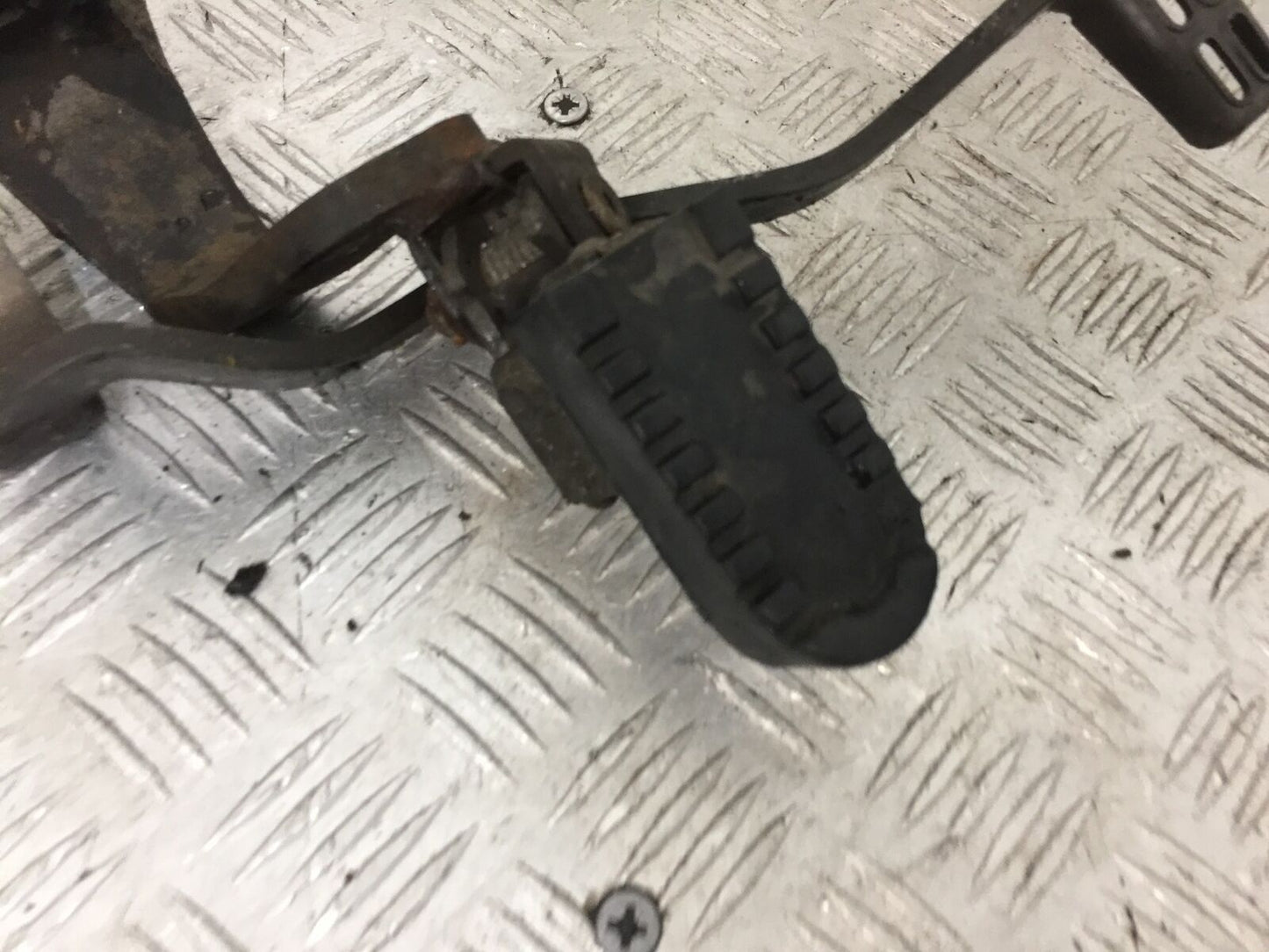 YAMAHA XTZ 750 SUPER TENERE RIGHT FRONT PEG HANGER  YEAR 1990-1995 (STOCK 889)