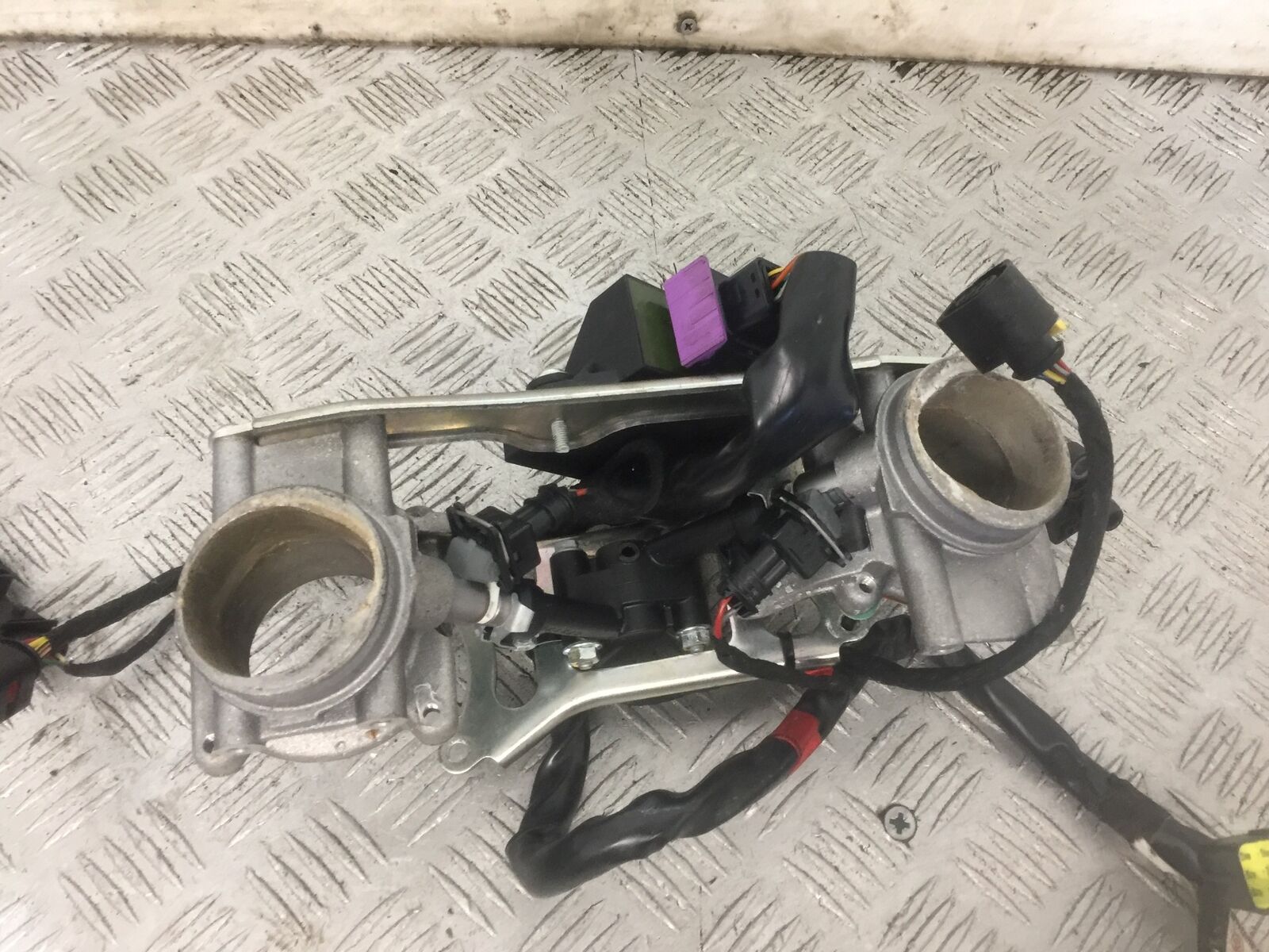 APRILIA DORSODURO 750 FACTORY THROTTLE BODIES   YEAR 2011 (STOCK 908)