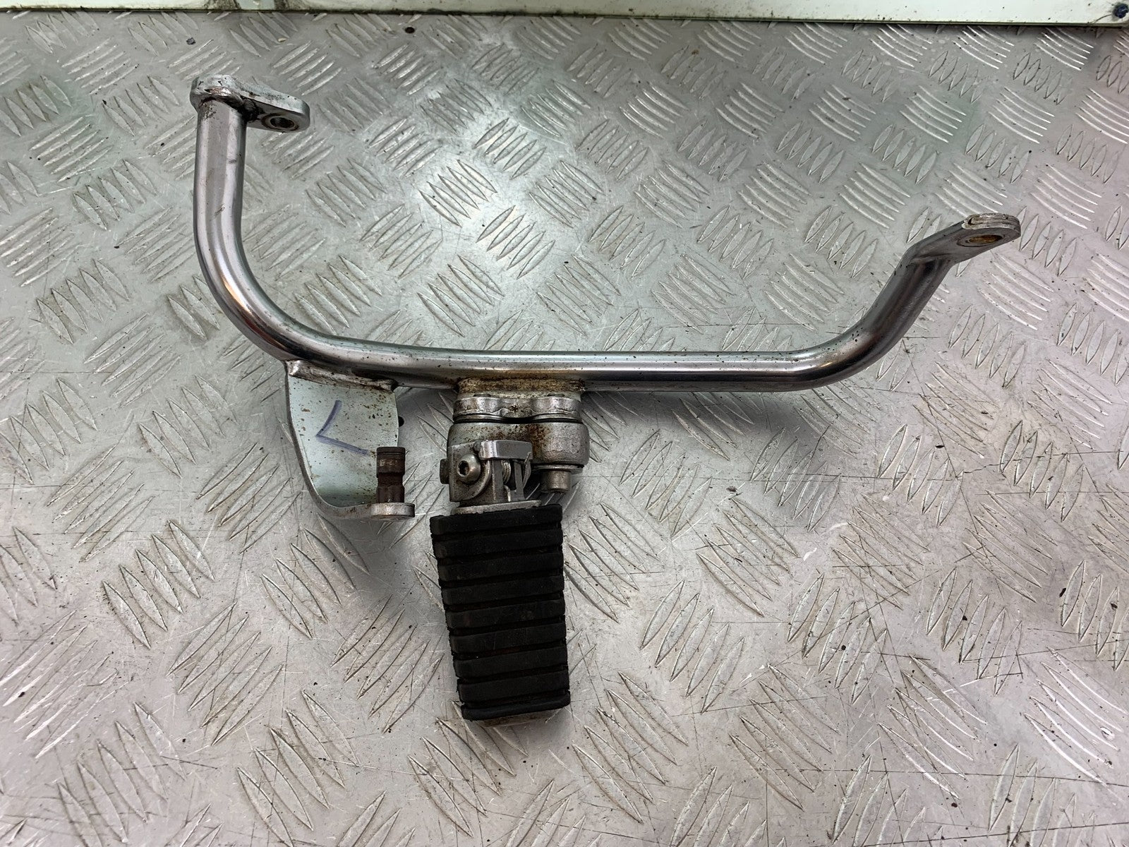 YAMAHA XV1100 XV 1100 VIRAGO LEFT HANGER AND PEG  1990-1999 (CMB1190)