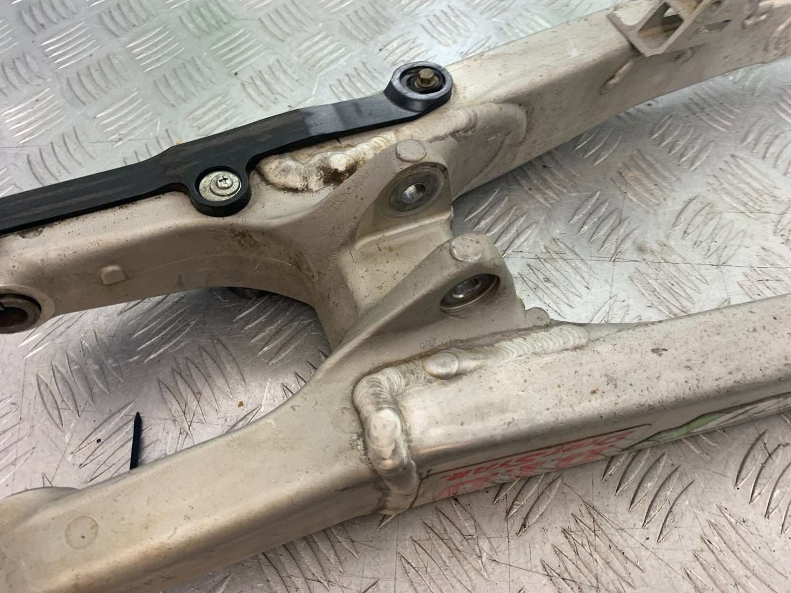 KAWASAKI KXF450 KXF 450 SWINGARM   YEAR 2013 CMB1217)