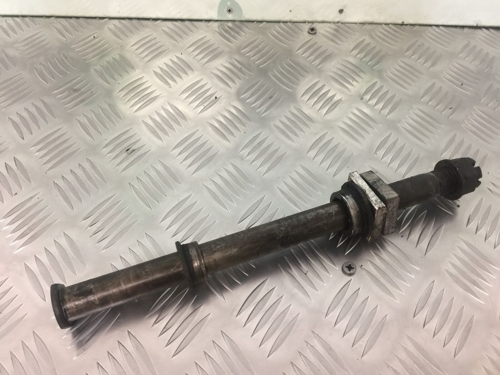 KAWASAKI ZX12R ZX12 R REAR WHEEL SPINDLE YEAR 2000 (STOCK 913)