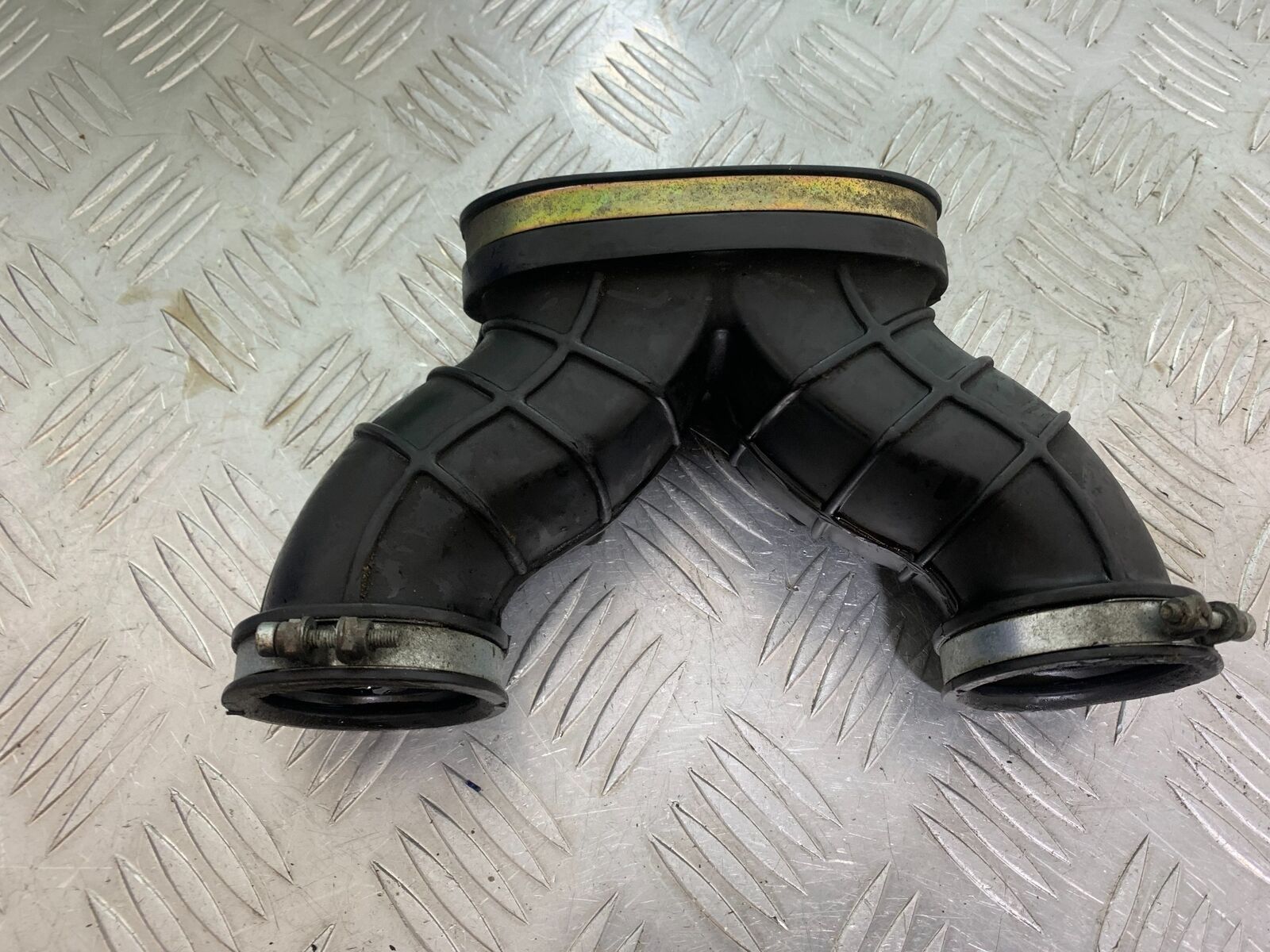 TRIUMPH THUNDERBIRD 1600 AIRBOX RUBBERS   YEAR 2011 (CMB1107)