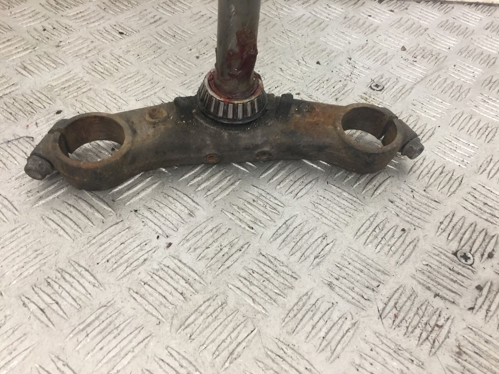 HONDA CBR1100 BLACKBIRD BOTTOM YOKE  YEAR 1996-1998 (STOCK 862)