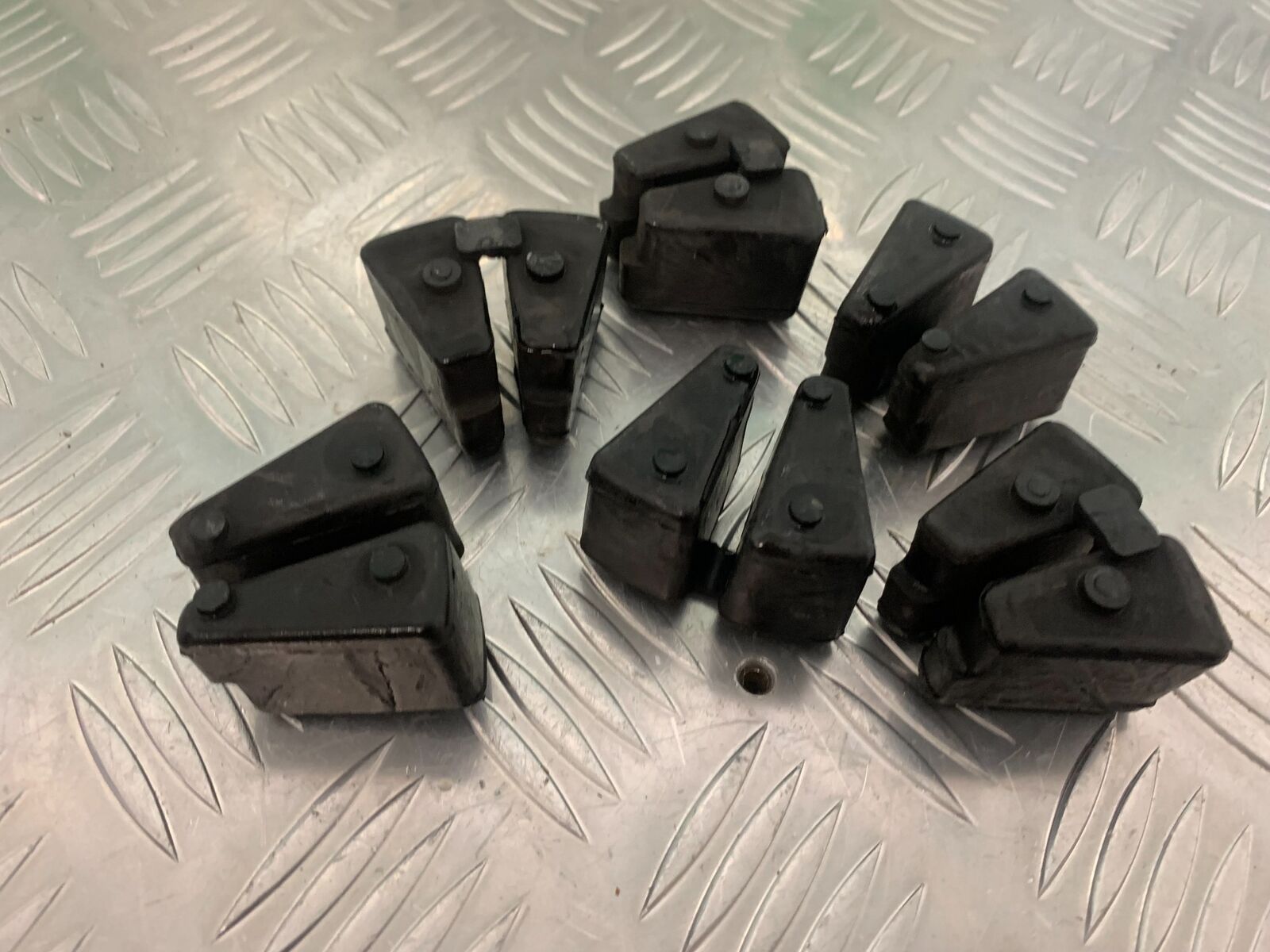 YAMAHA FZS600 FAZER 600 CUSH DRIVE RUBBERS  YEAR 1998-2001 (STOCK 964)