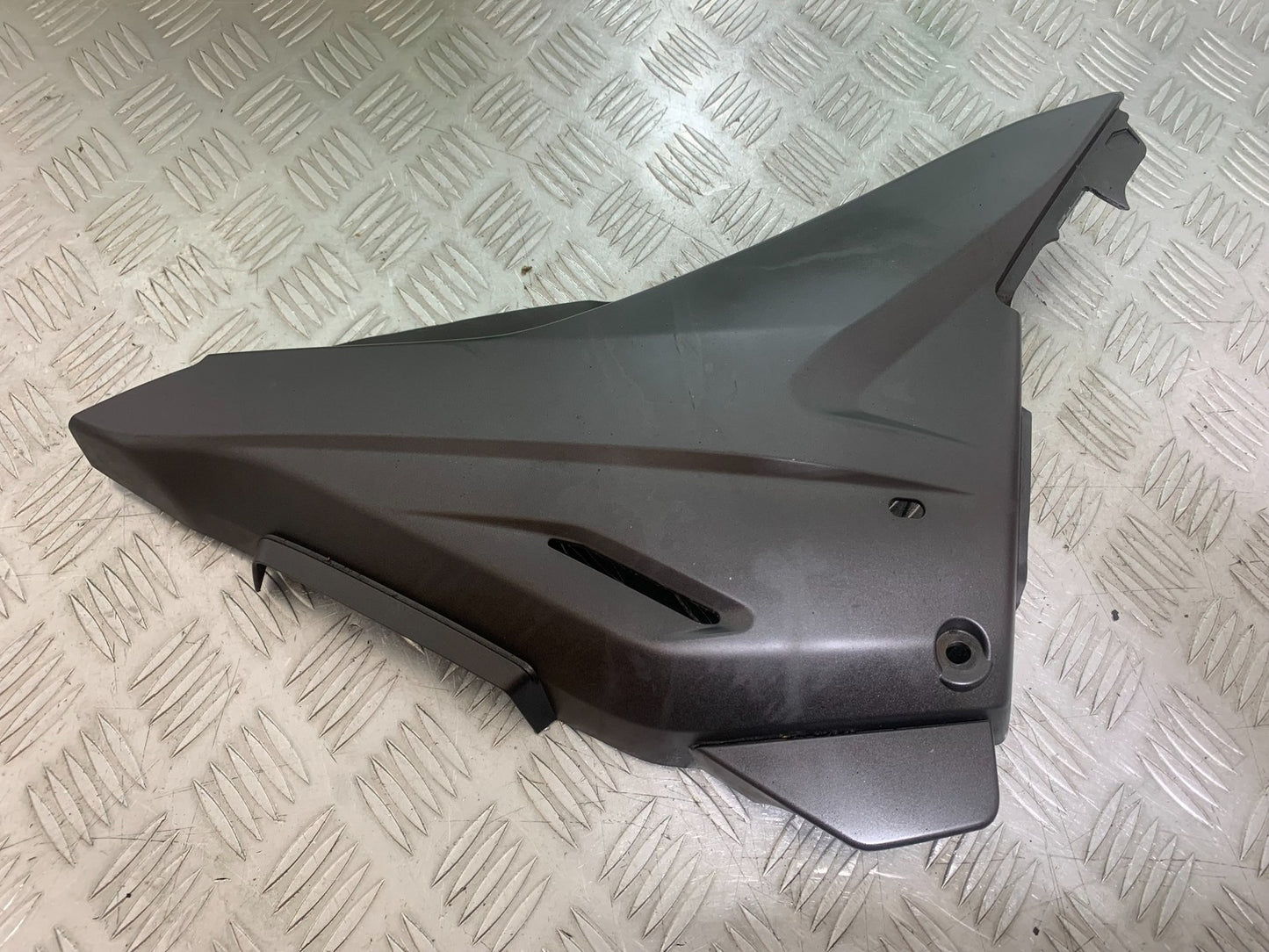 HONDA CBF125 CBF 125 RIGHT SEAT PANEL  YEAR 2009-14 (CMB1182)
