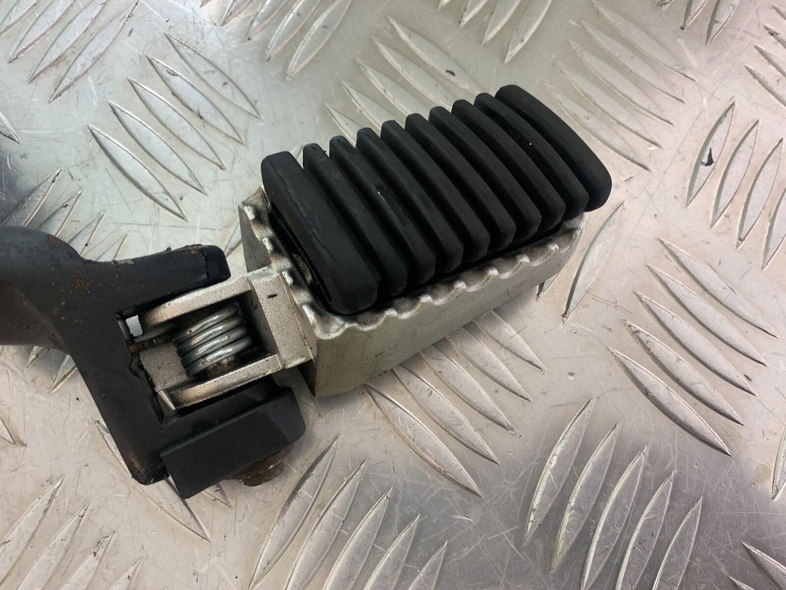 SINNIS TERRAIN 125 FRONT RIGHT  HANGER AND PEG   YEAR 2024 (CMB1072)