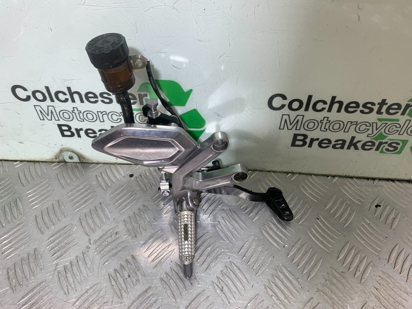 TRIUMPH TRIDENT 660 FRONT RIGHT HANGER PEDAL PEG  YEAR 2021-2024 (CMB1295)