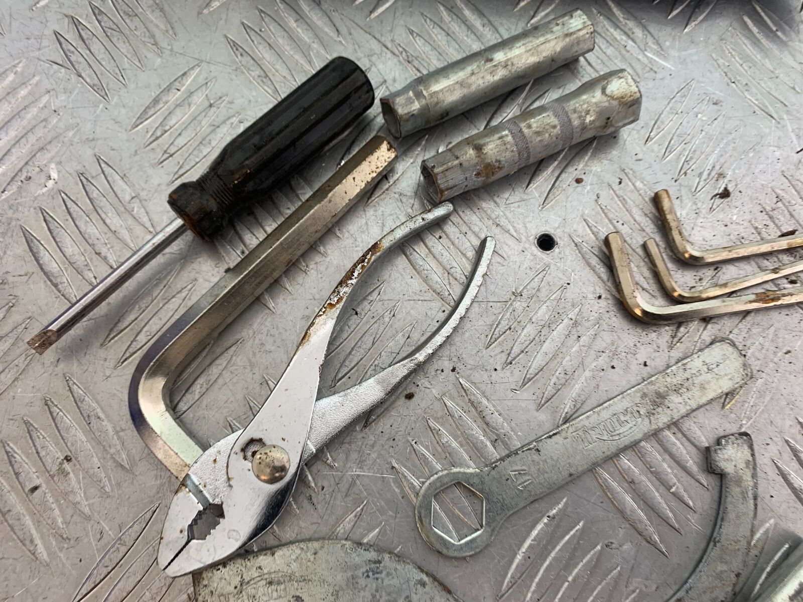 TRIUMPH 955i SPRINT ST TOOLS  YEAR 1999-2004 (CMB1124)
