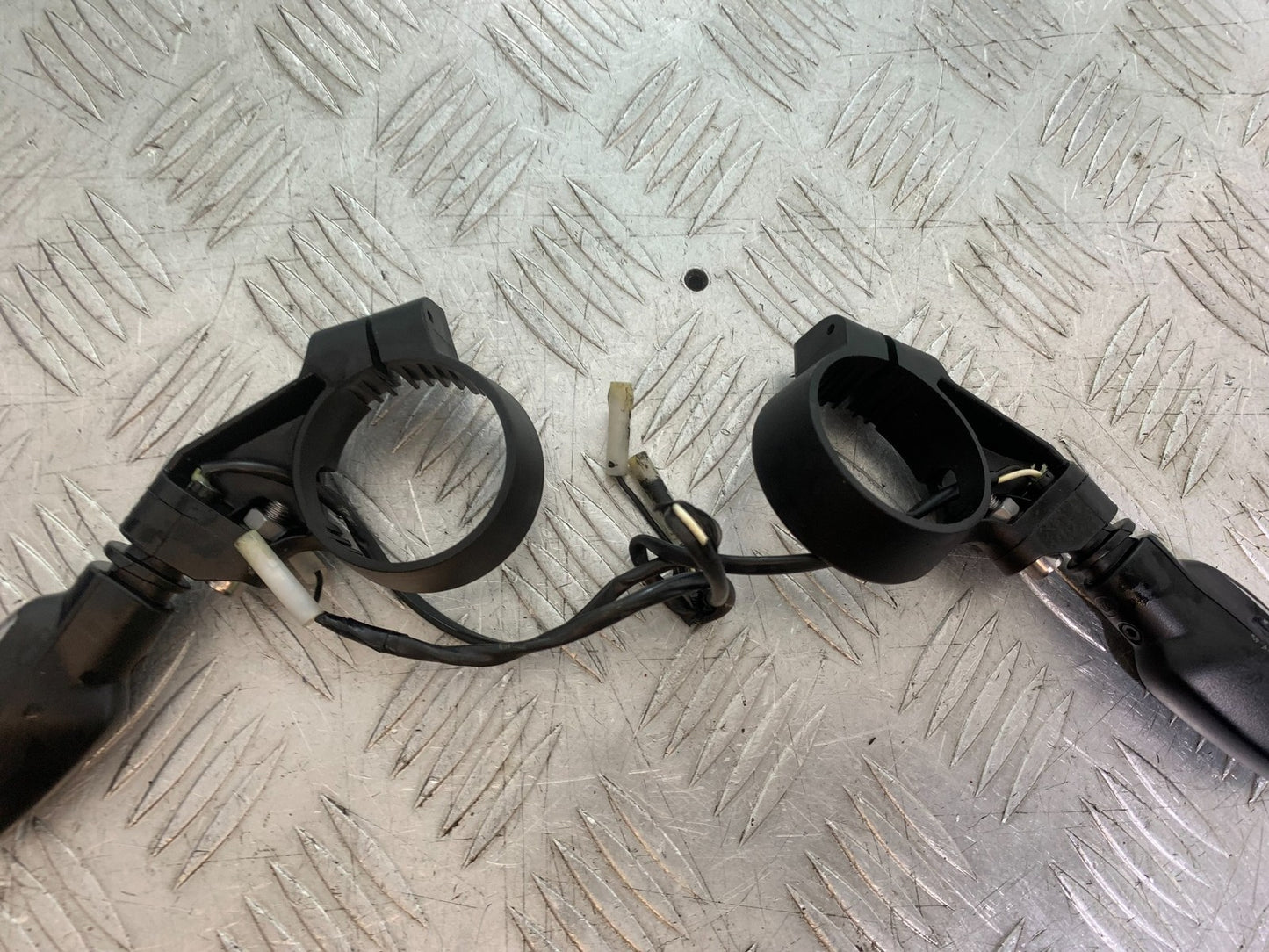 TRIUMPH TRIDENT 660 FRONT INDICATORS  YEAR 2021-2024 (CMB1295)