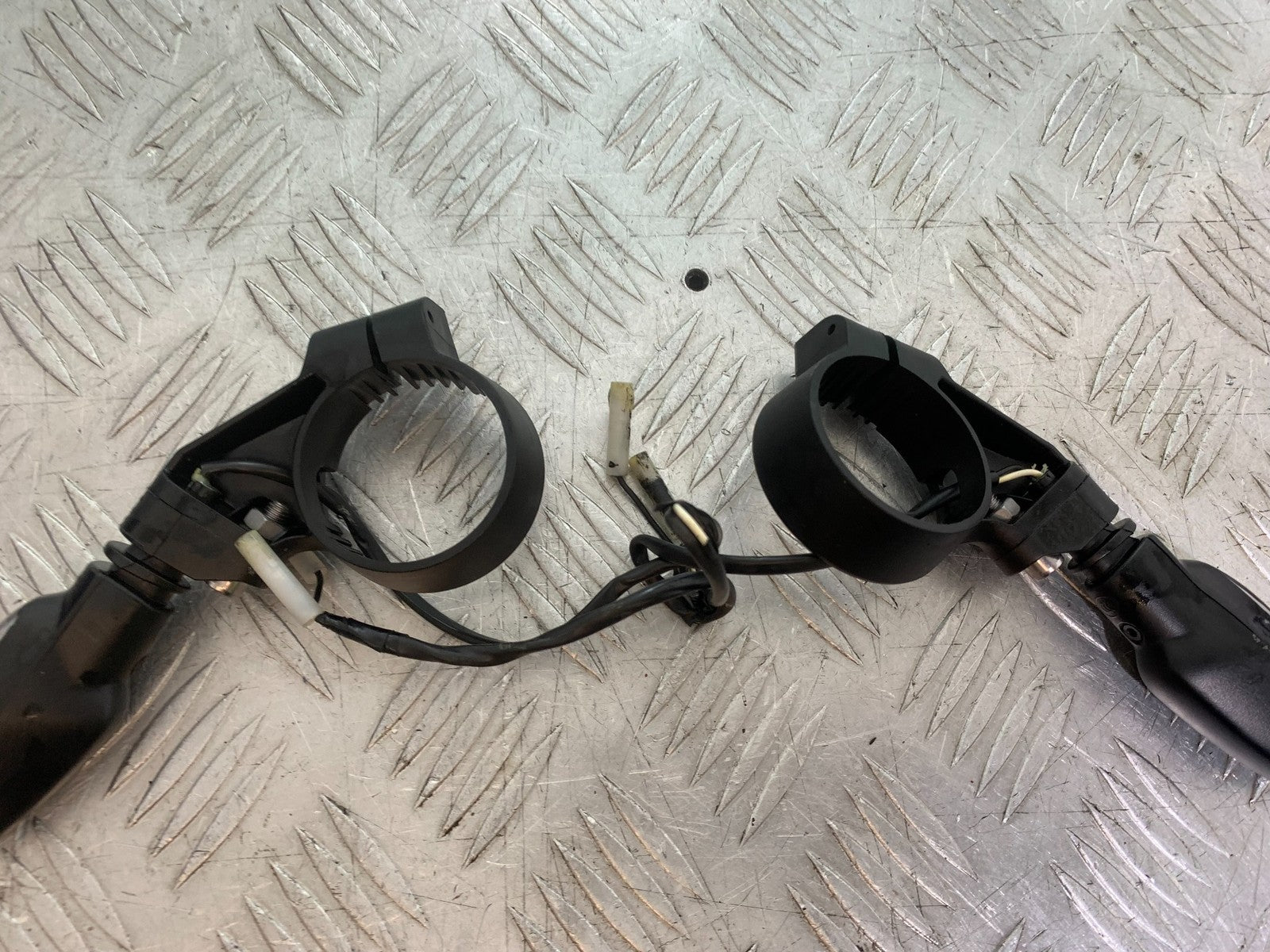 TRIUMPH TRIDENT 660 FRONT INDICATORS  YEAR 2021-2024 (CMB1295)