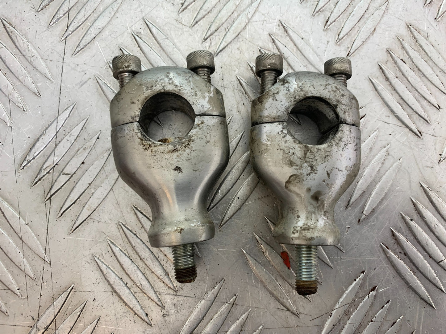TRIUMPH T509 SPEED TRIPLE HANDLEBAR RISERS YEAR 1997-1998 (CMB1144)