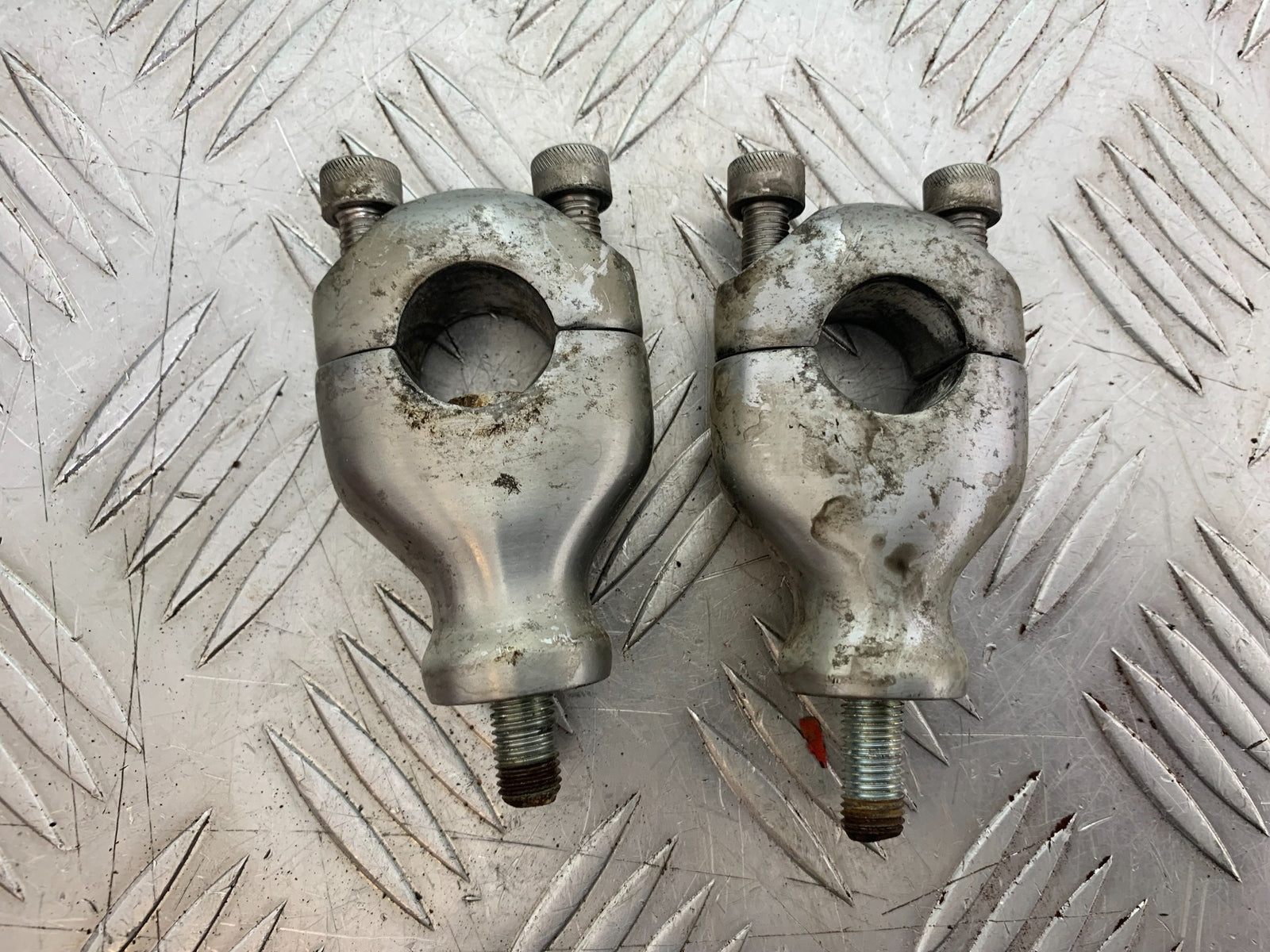 TRIUMPH T509 SPEED TRIPLE HANDLEBAR RISERS YEAR 1997-1998 (CMB1144)
