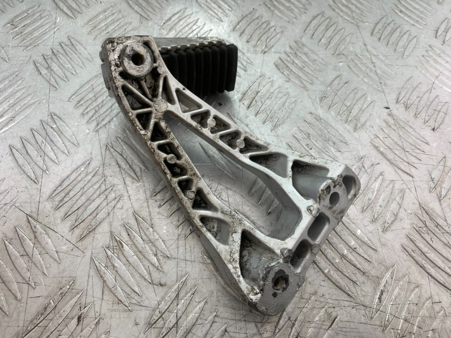 SINNIS TERRAIN 125 LEFT REAR HANGER AND PEG YEAR 2017-2020 (CMB1241)