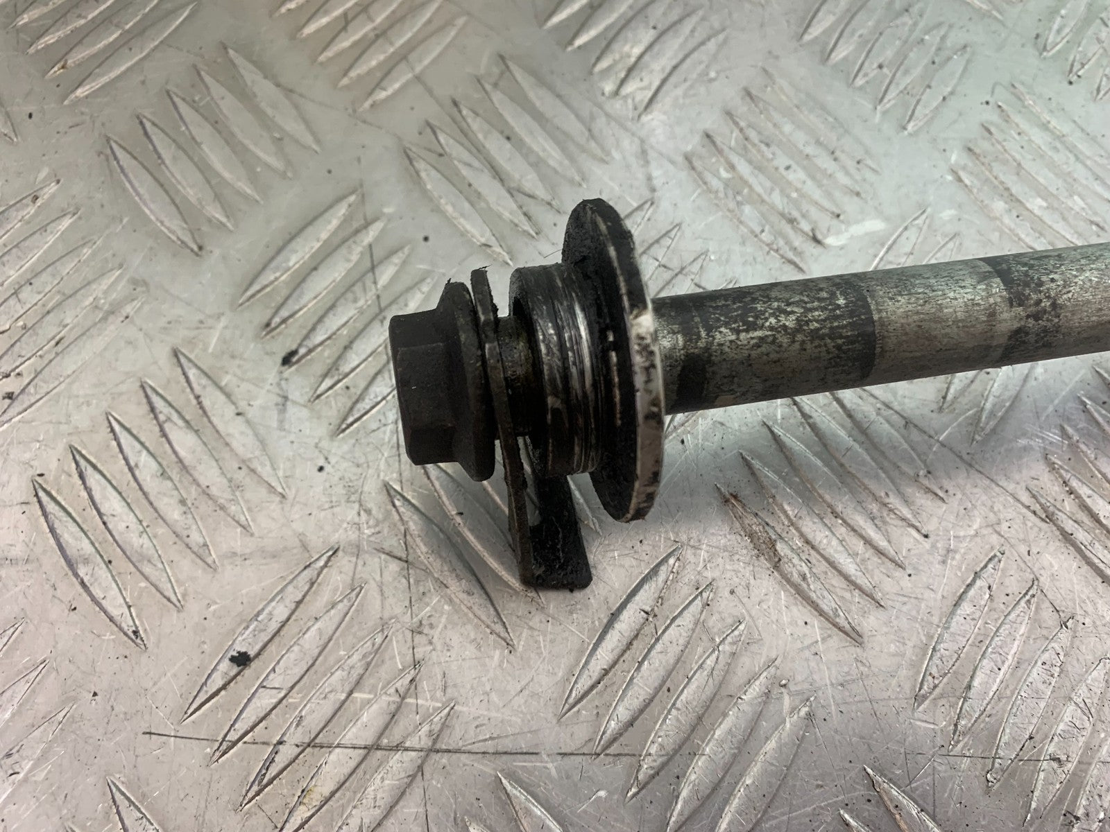 KAWASAKI ZX6R ZX6 F REAR WHEEL SPINDLE  YEAR 1995-1997 (CMB1169)