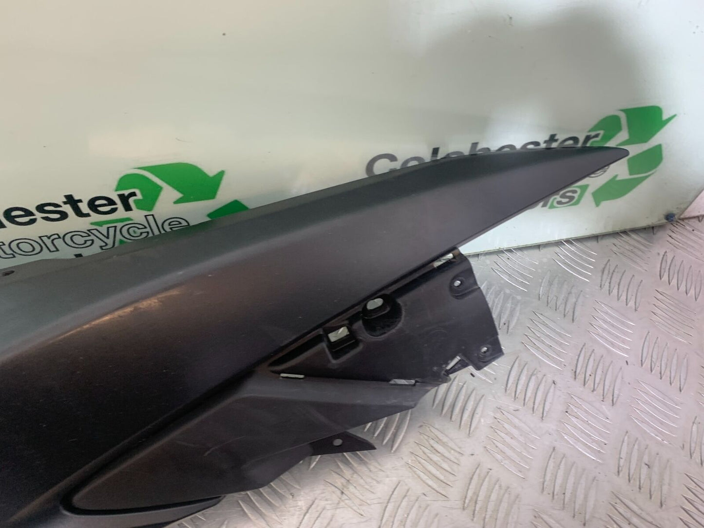 SUZUKI AN400 AN 400 BURGMAN RIGHT SEAT PANEL YEAR 2017-2024 (CMB1118)
