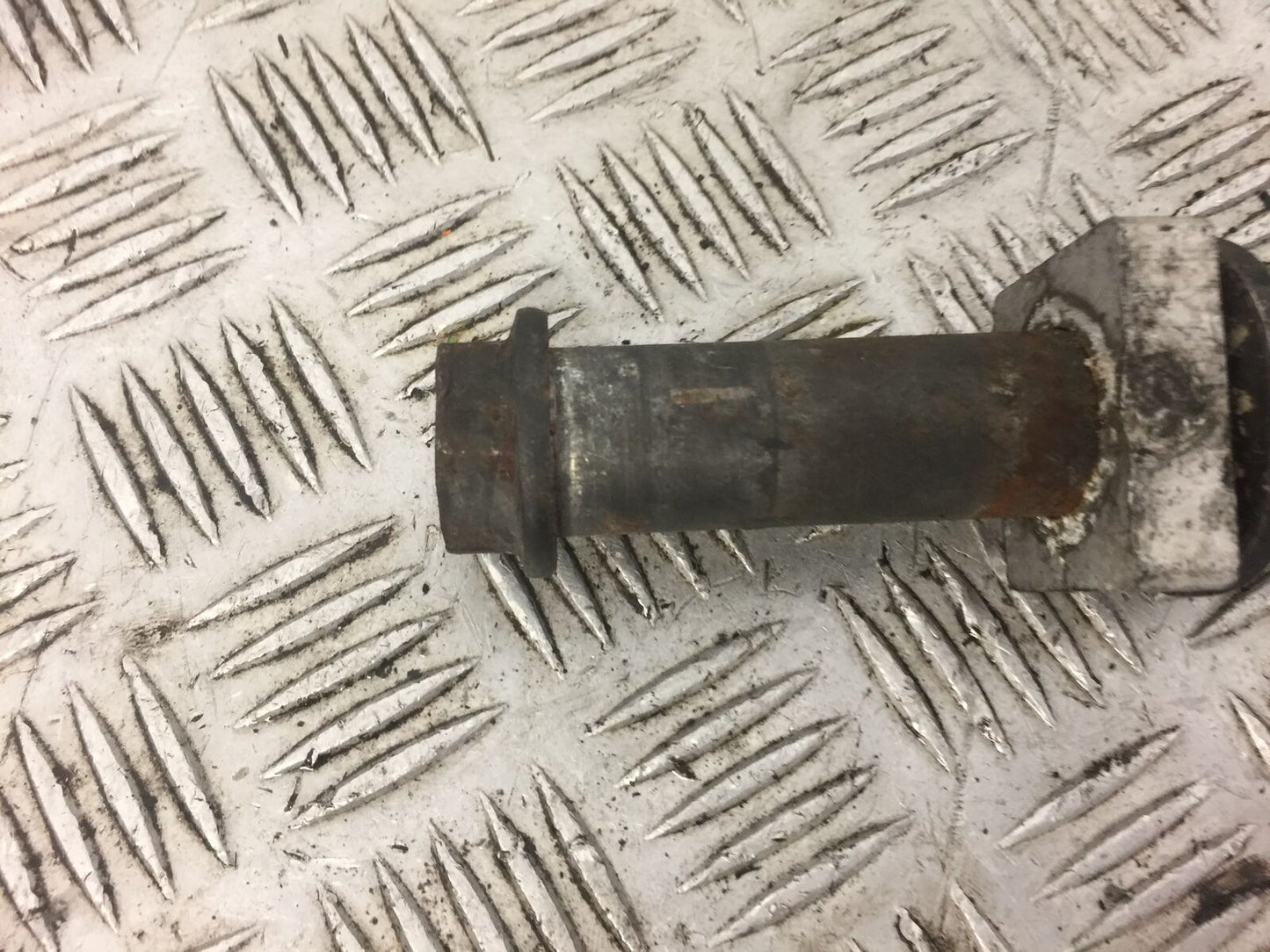KAWASAKI ZX9R ZX9B REAR WHEEL SPINDLE  YEAR 1994 (STOCK 519)