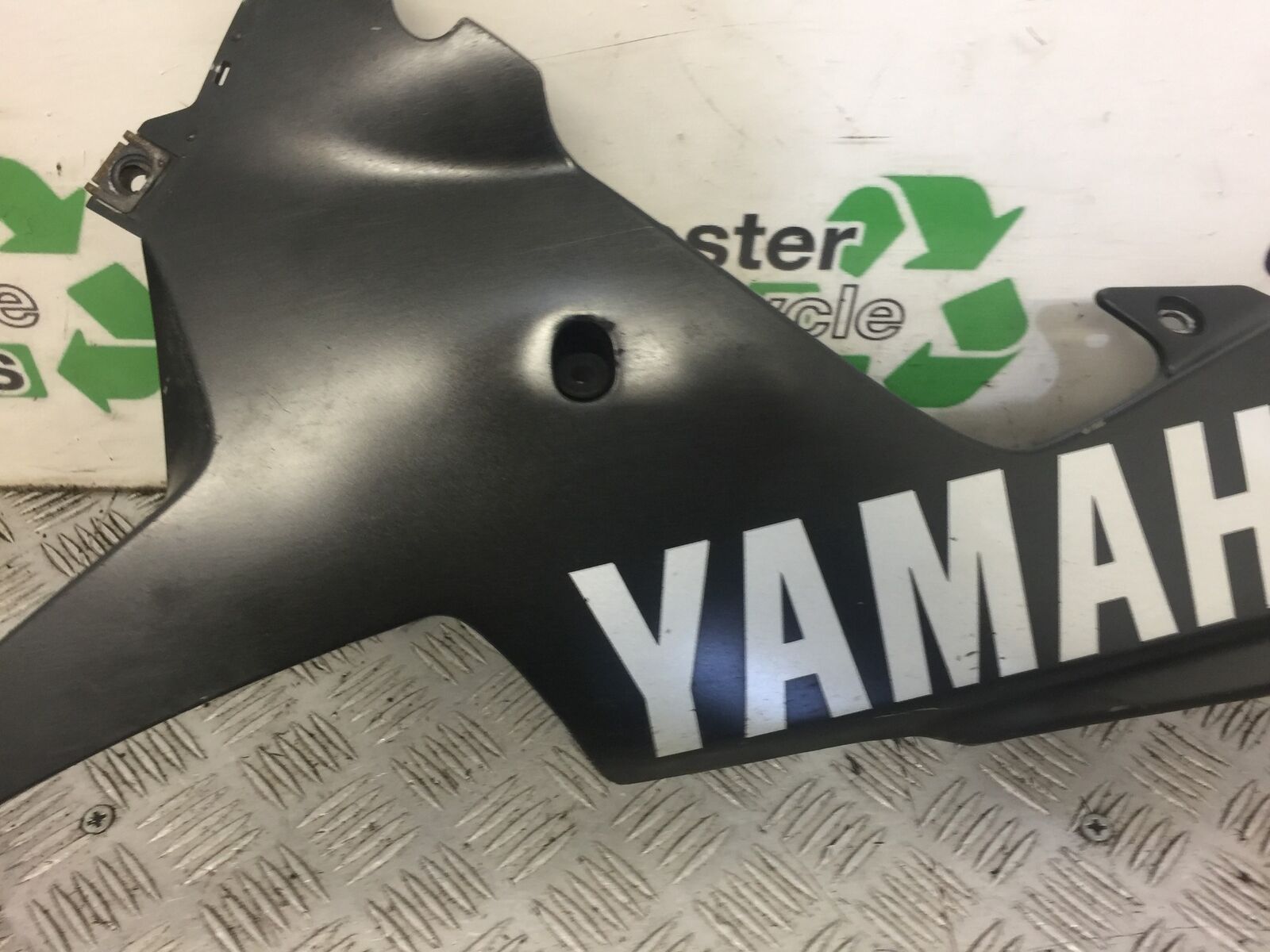 YAMAHA YZF R1 5PW LEFT BELLY PAN  YEAR 2002-2003 (STOCK 505)