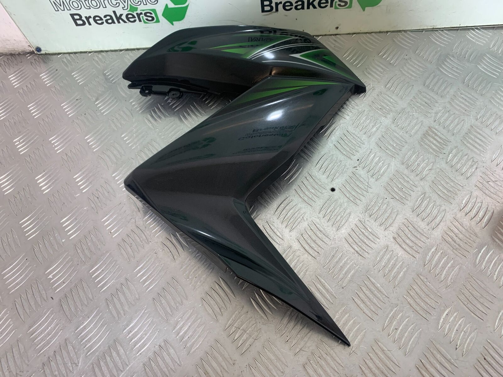 KAWASAKI Z300 ER300 RIGHT FAIRING PANEL YEAR 2016-2018  (CMB1056)