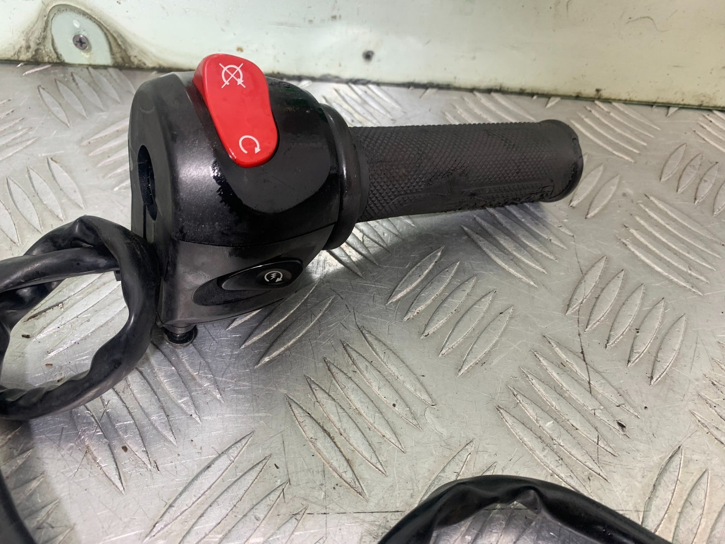 YAMAHA XJ6 XJ6-S RIGHT SWITCH GEAR YEAR 2009-2015  (CMB1212)