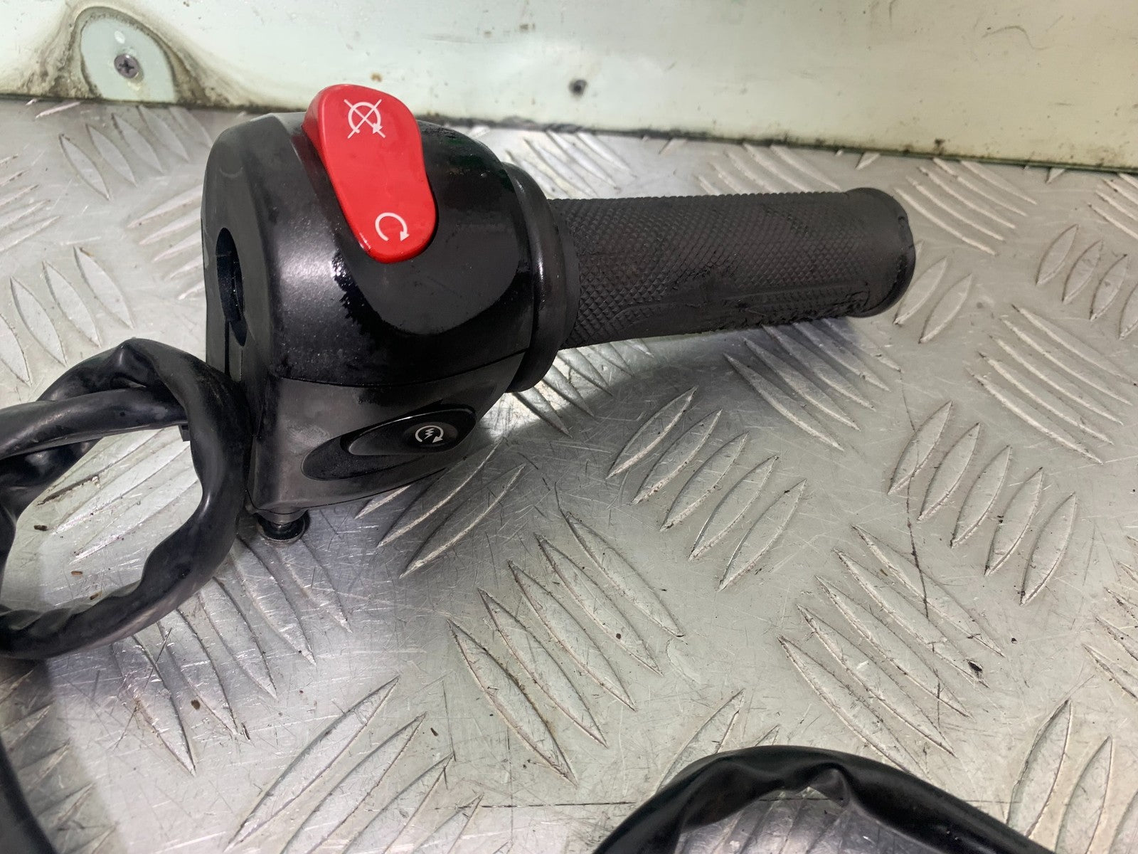 YAMAHA XJ6 XJ6-S RIGHT SWITCH GEAR YEAR 2009-2015  (CMB1212)