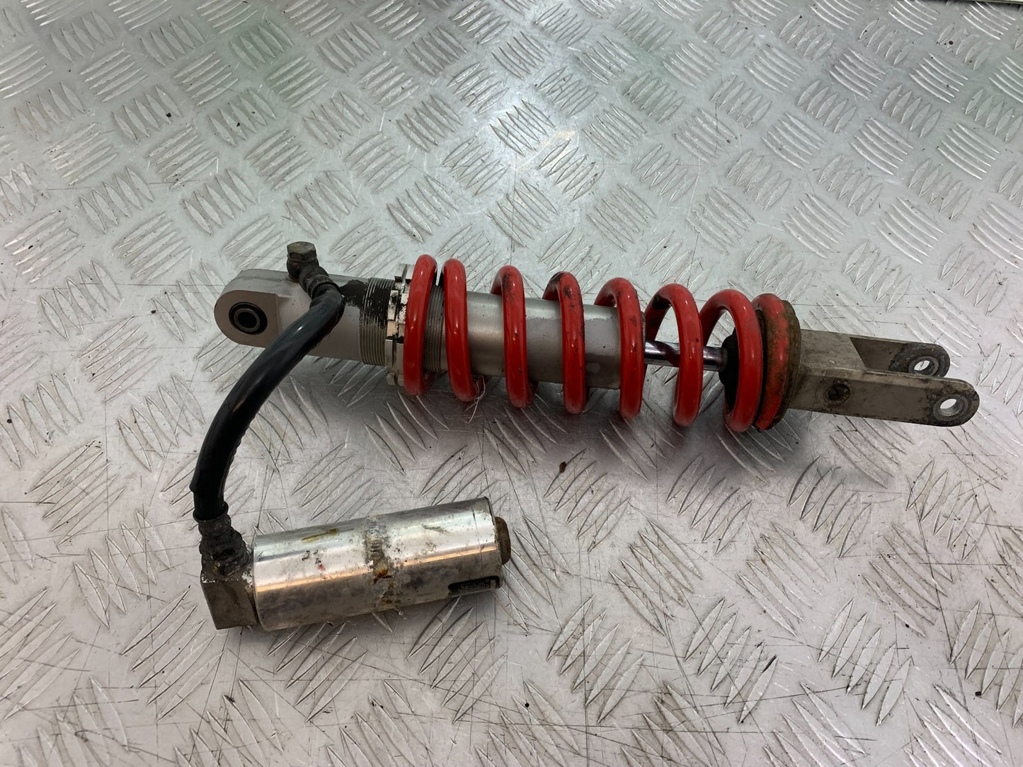 TRIUMPH 955i DAYTONA REAR SHOCK  YEAR 2002-2006 (CMB1229)