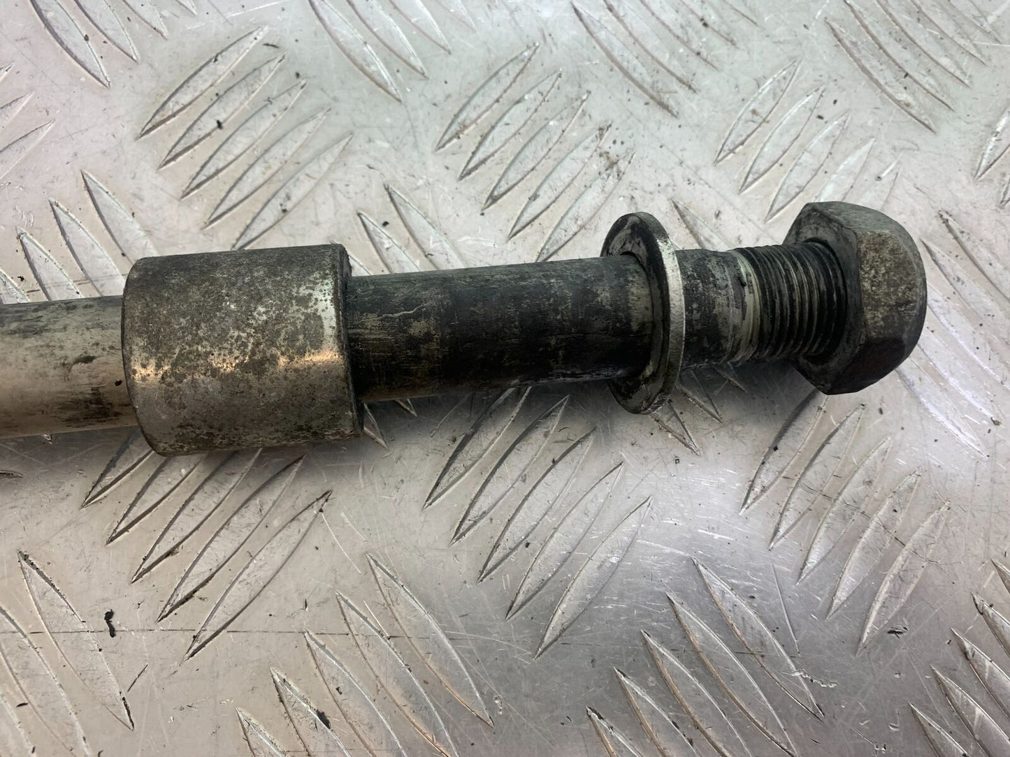 HARLEY DAVIDSON XL883 N IROD REAR WHEEL SPINDLE  YEAR 2020  (CMB1116)
