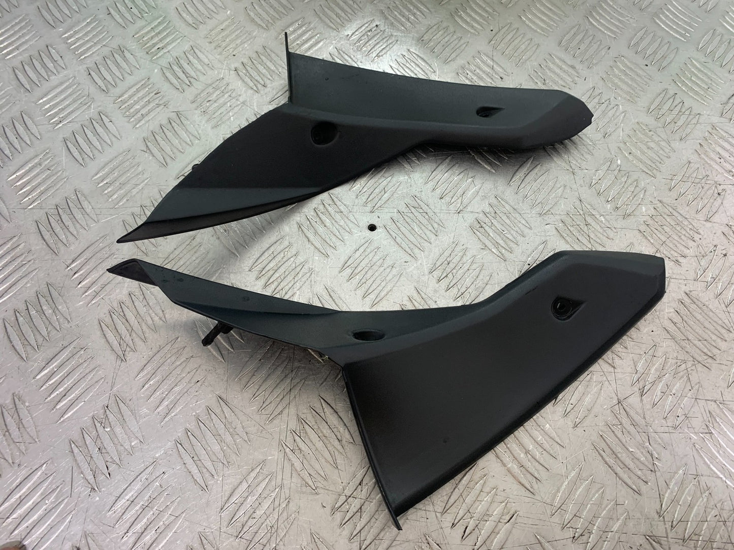 TRIUMPH 1050 SPRINT GT LEFT AND RIGHT TOP INFILLS    YEAR 2010-2016 (CMB1250)