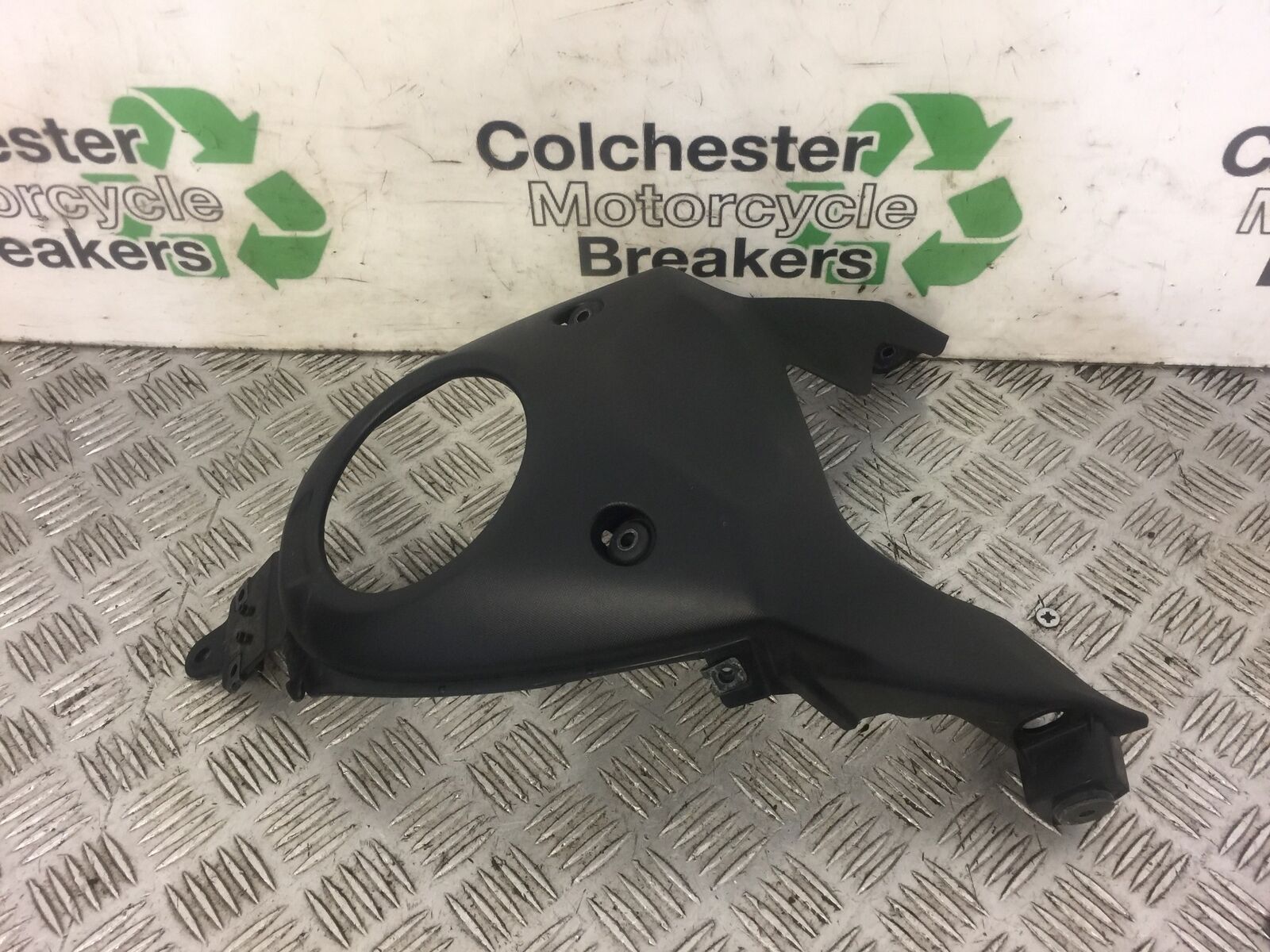 YAMAHA MT07 MT-07 CENTER TANK INFILL COVER  YEAR 2014 (STOCK 467)