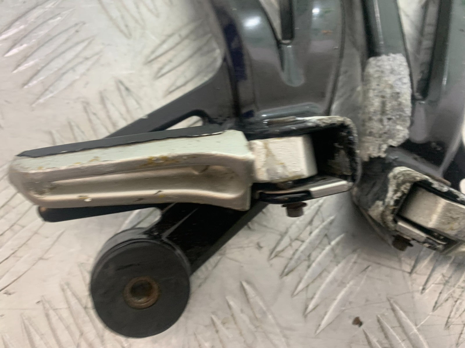 SUZUKI GSX750 INAZUMA REAR HANGERS AND PEGS   YEAR 1998-2003 (CMB1308)
