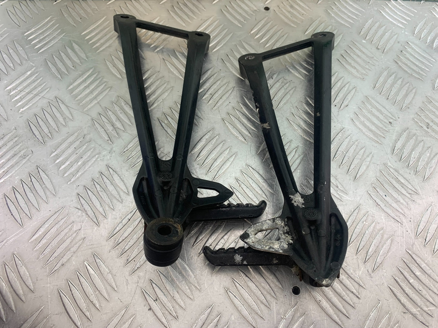 KAWASAKI ZX6R REAR HANGERS AND PEGS  YEAR 2009-2012 (CMB1136)