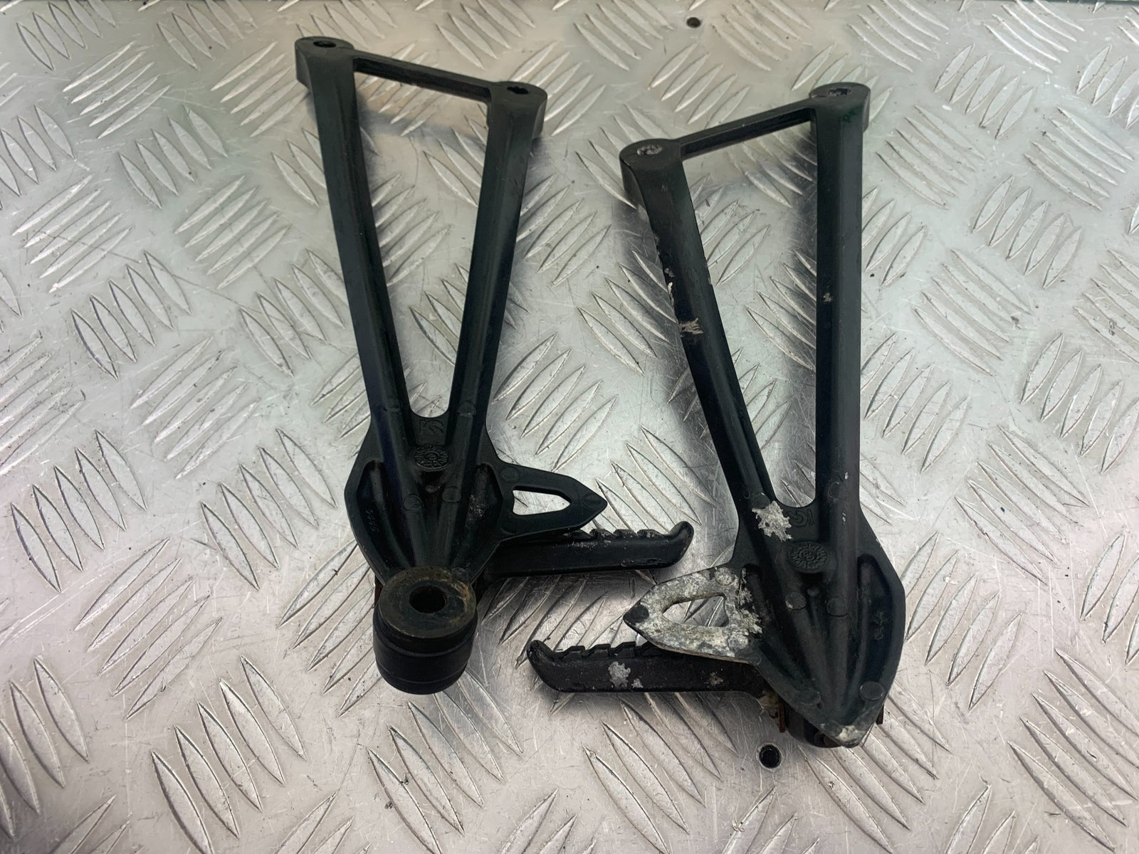 KAWASAKI ZX6R REAR HANGERS AND PEGS  YEAR 2009-2012 (CMB1136)