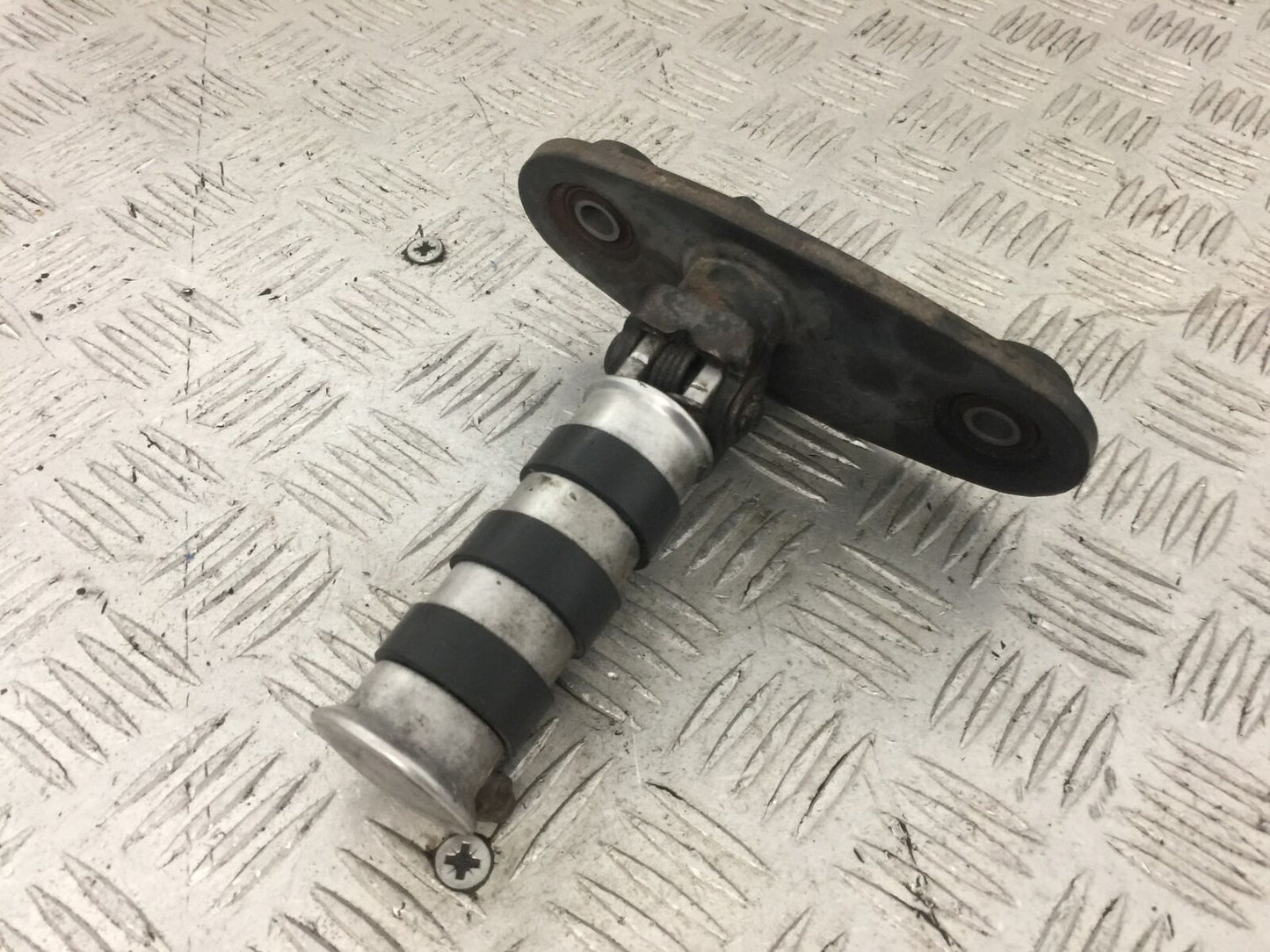 HONDA VT600 VT 600 SHADOW LEFT PEG AND HANGER YEAR 1996 (STOCK 747)