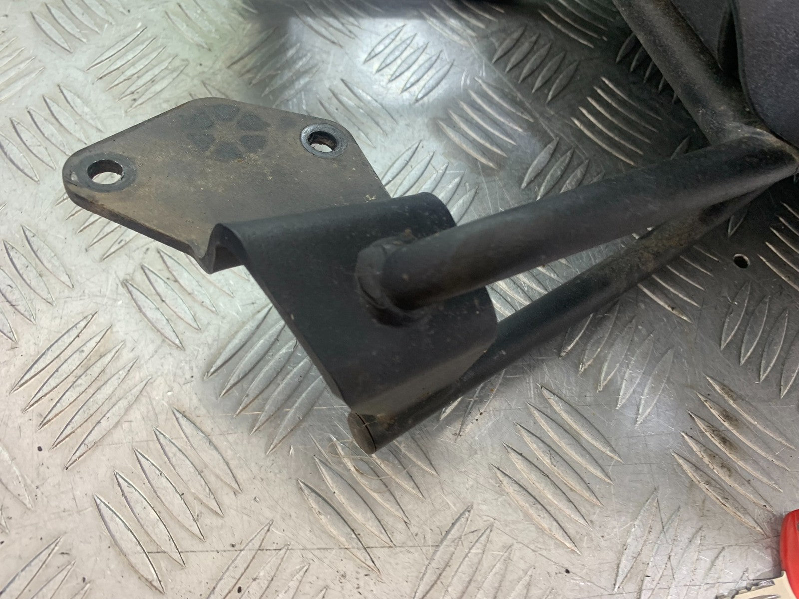 HONDA CBF125 CBF 125 GENUINE HONDA TOP BOX RACK KEY   YEAR 2009-14  (CMB1172)