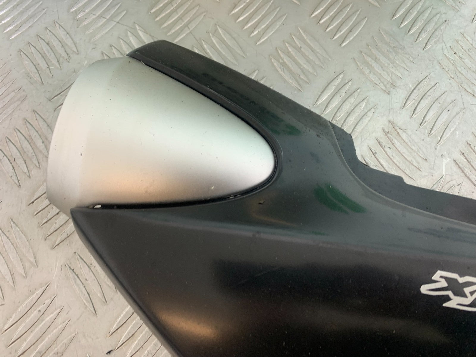 YAMAHA XJR1300 XJR 1300 LEFT SEAT PANEL  1999-2003 (CMB1119)