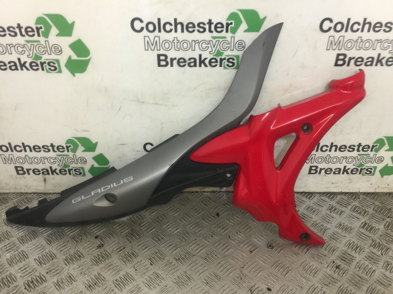 SUZUKI SFV650 SFV 650 GLADIUS RIGHT SEAT PANEL  2009-15 (STOCK 709)