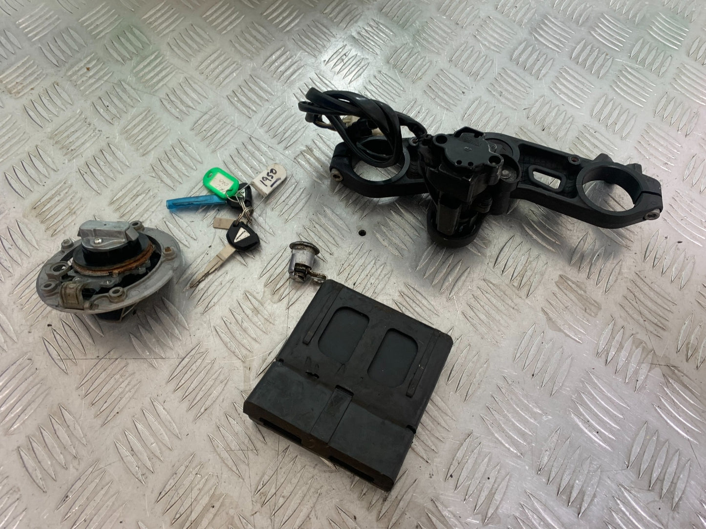 KAWASAKI ZX10R ZX 10R ECU LOCKS KEYS  YEAR 2011-2015 (CMB1154)