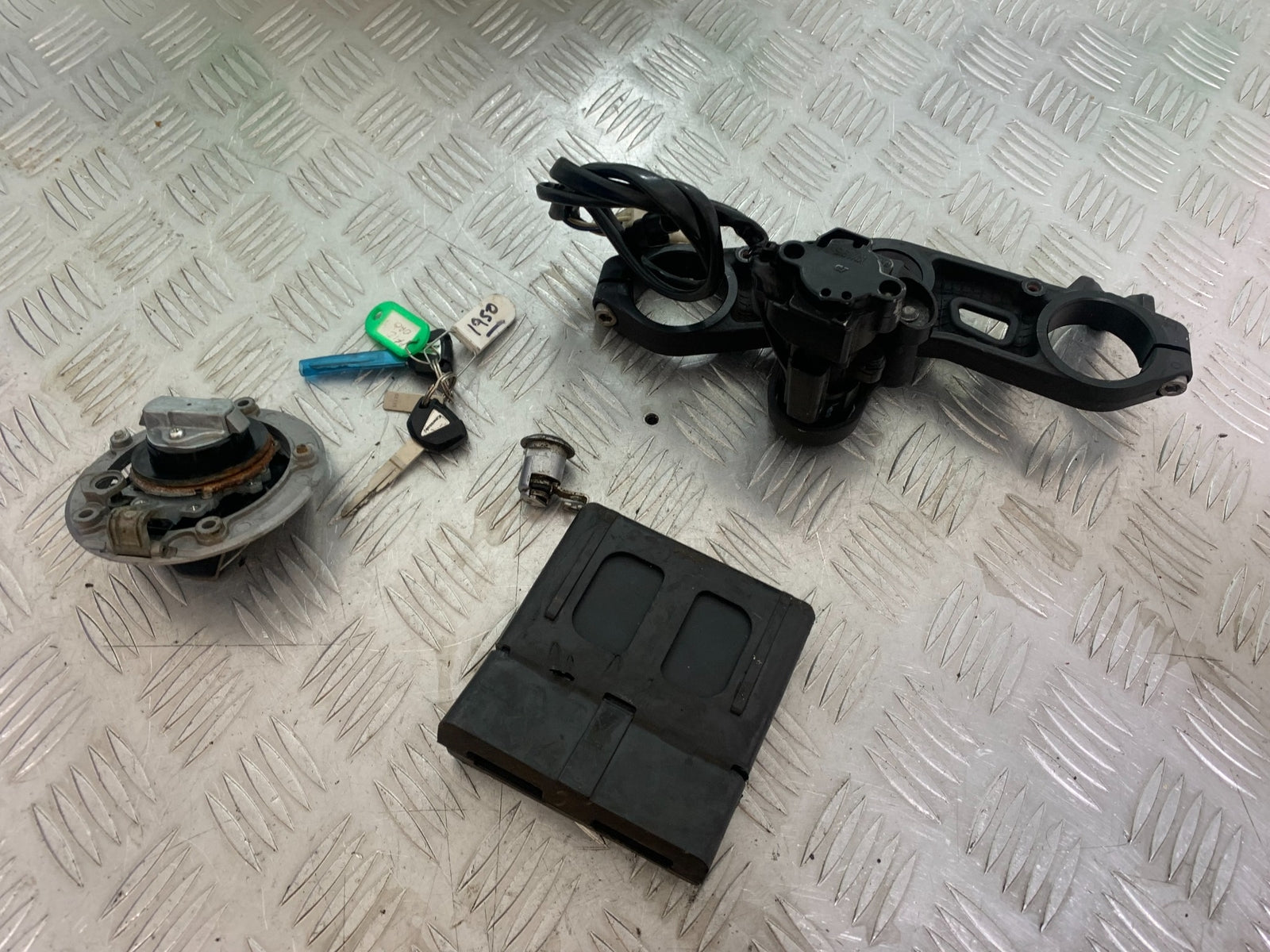 KAWASAKI ZX10R ZX 10R ECU LOCKS KEYS  YEAR 2011-2015 (CMB1154)