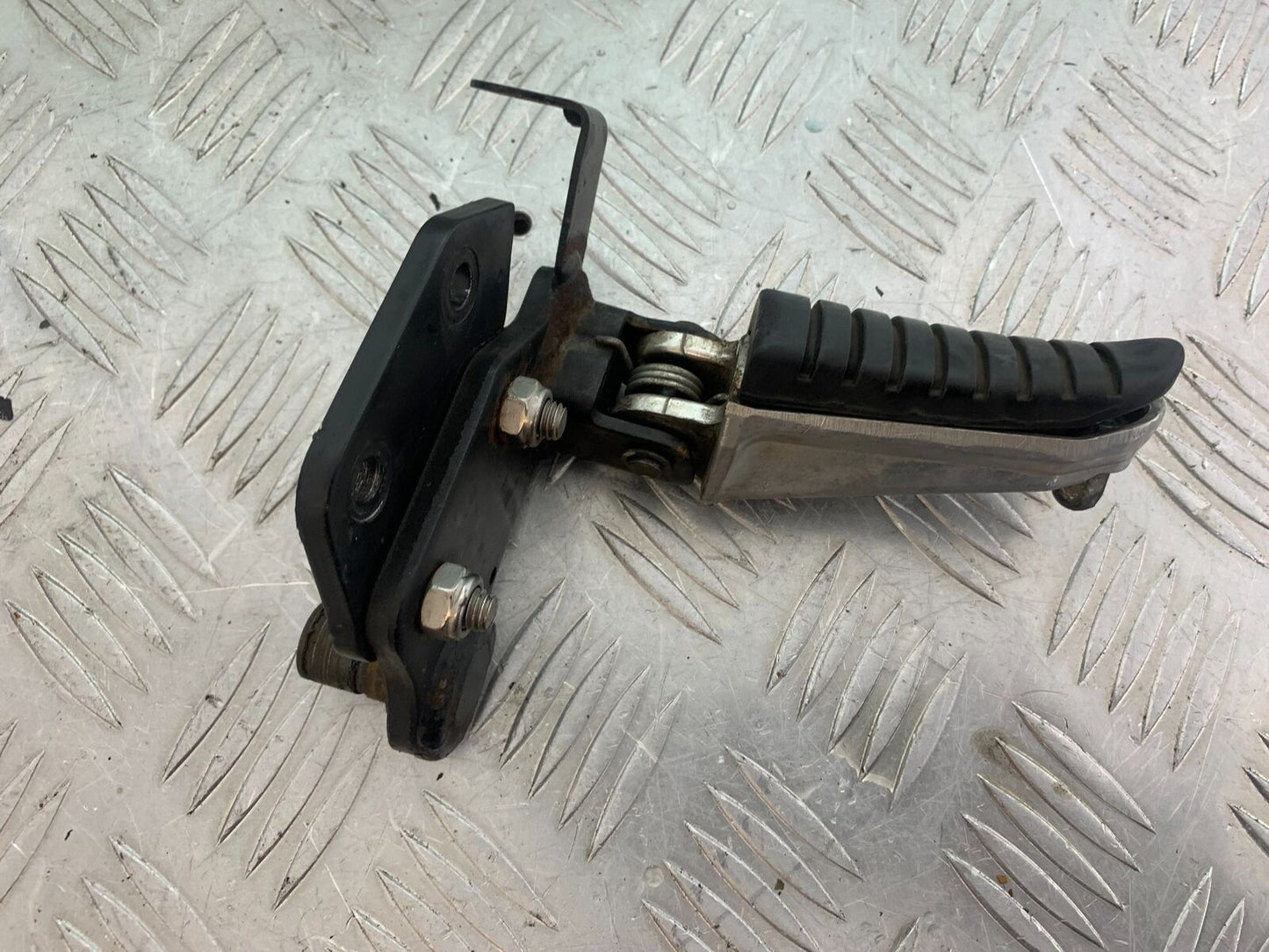 SUZUKI DL 650 V-STROM FRONT RIGHT PEG AND BRACKET  YEAR 2020 (CMB1117)