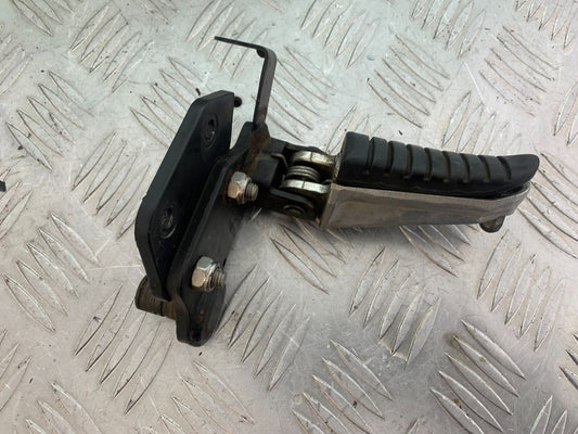 SUZUKI DL 650 V-STROM FRONT RIGHT PEG AND BRACKET  YEAR 2020 (CMB1117)