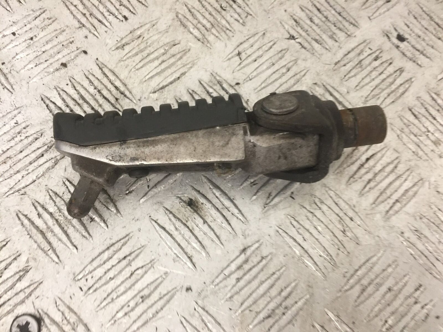KAWASAKI Z750 Z 750 FRONT LEFT FOOTPEG YEAR 2004-2006  (STOCK 871)