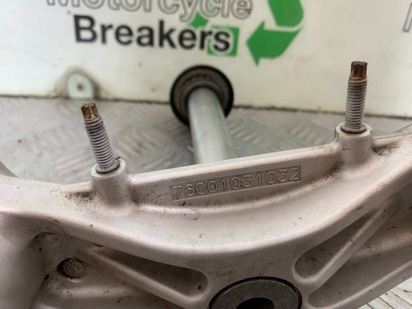 KTM 690 DUKE R LC4 BOTTOM YOKE YEAR 2012-2015  (CMB1180)