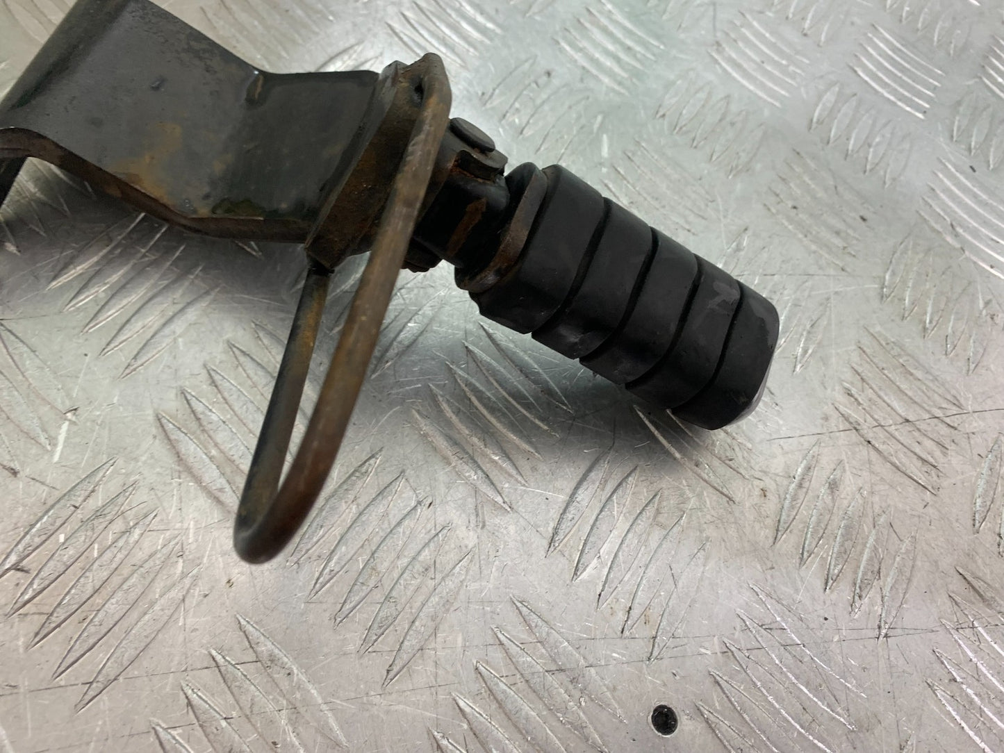 HONDA VT750 SHADOW FRONT RIGHT HANGER AND PEG   YEAR 2003-2004 (CMB1265)