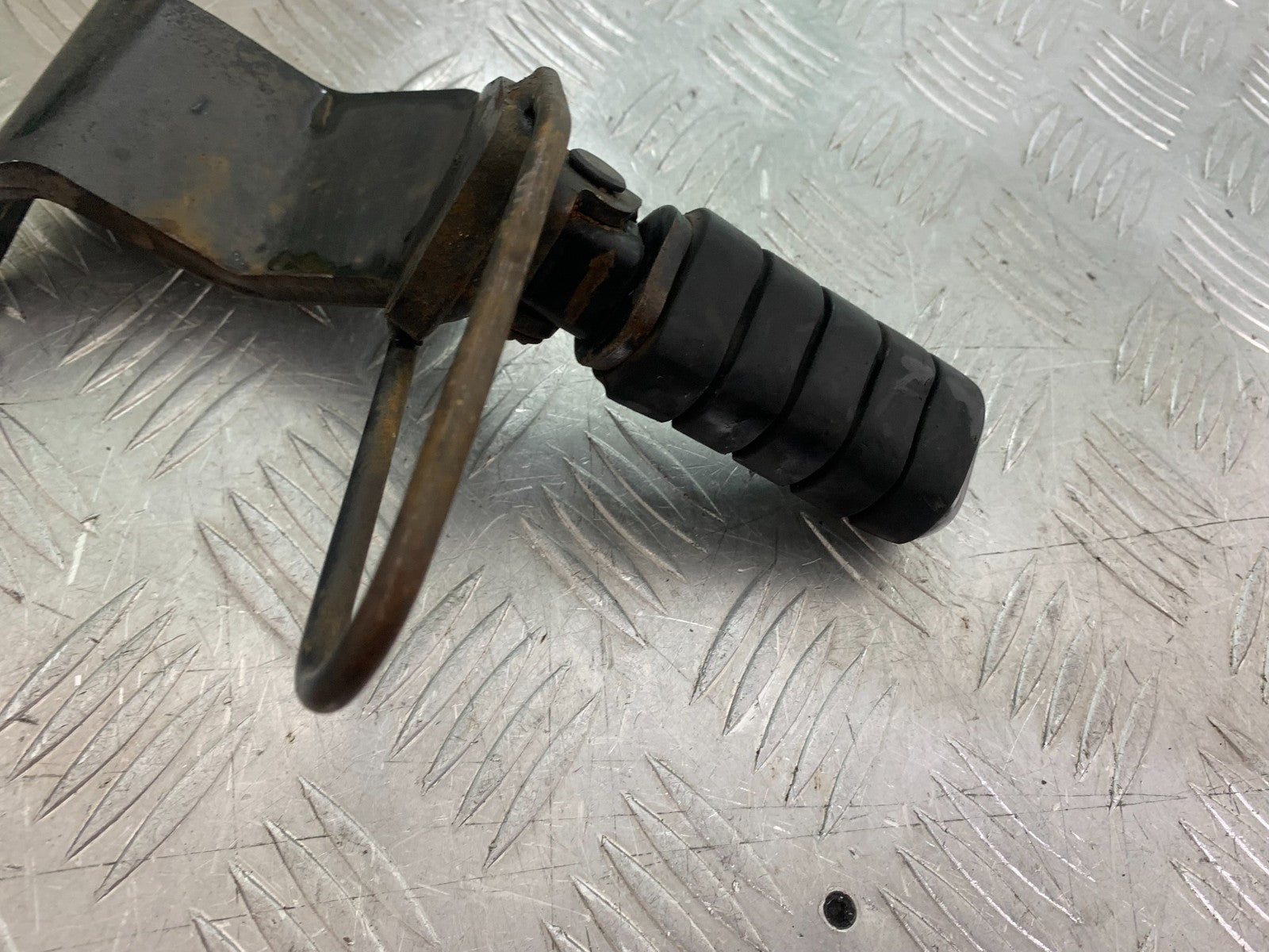 HONDA VT750 SHADOW FRONT RIGHT HANGER AND PEG   YEAR 2003-2004 (CMB1265)