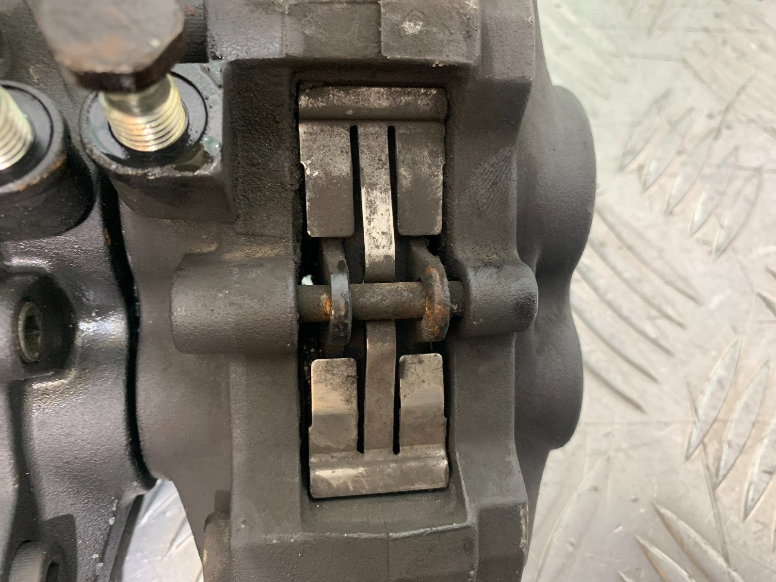 TRIUMPH 955i SPRINT ST FRONT BRAKE CALIPERS YEAR 1999-04 (CMB1230)