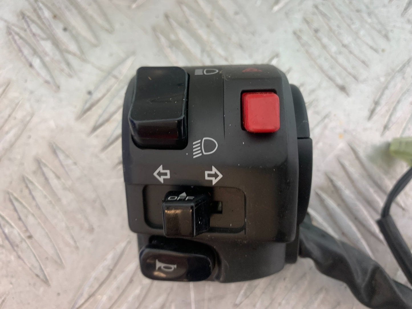 YAMAHA YZF R1 LEFT SWITCH GEAR YEAR 2004-2006 (CMB1155)
