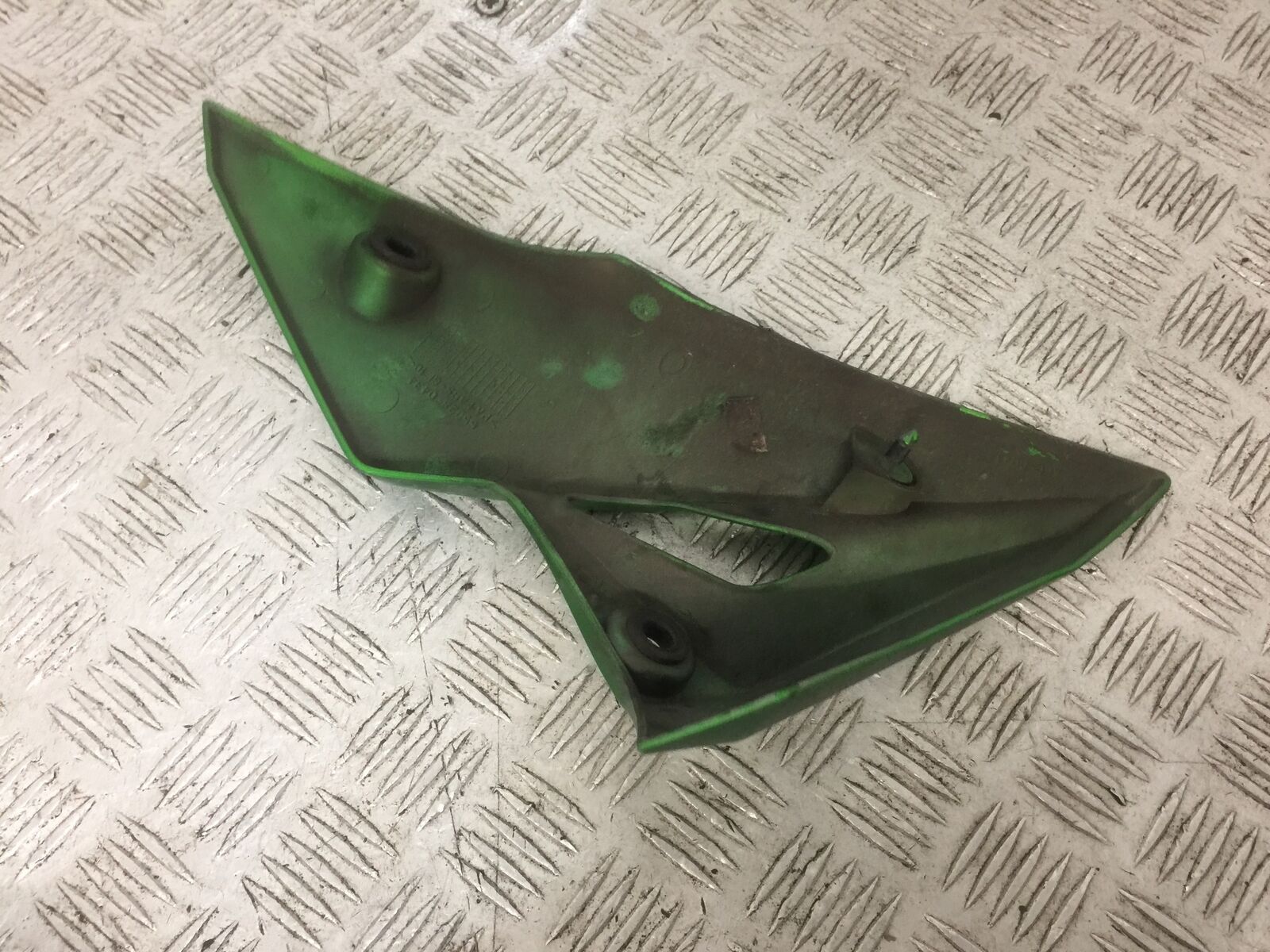 KAWASAKI Z800 Z 800 RIGHT BELLY PAN   YEAR 2015  (STOCK 874)