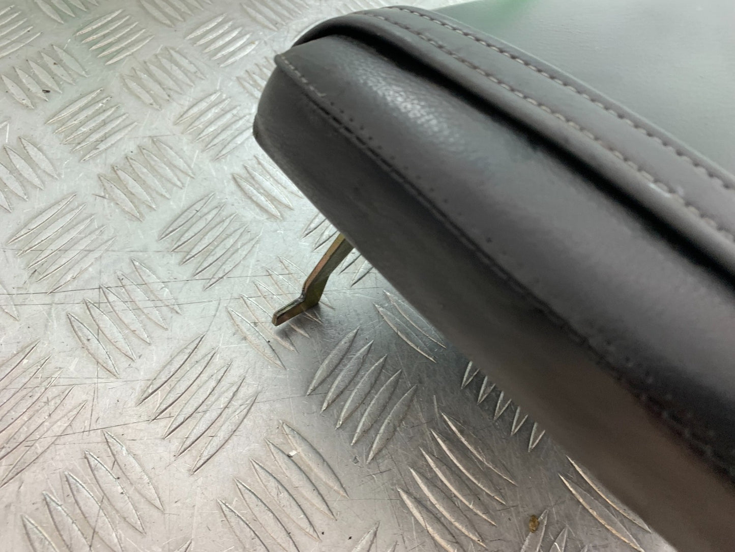 TRIUMPH 955i DAYTONA REAR SEAT  YEAR 2002-2006 (CMB1229)
