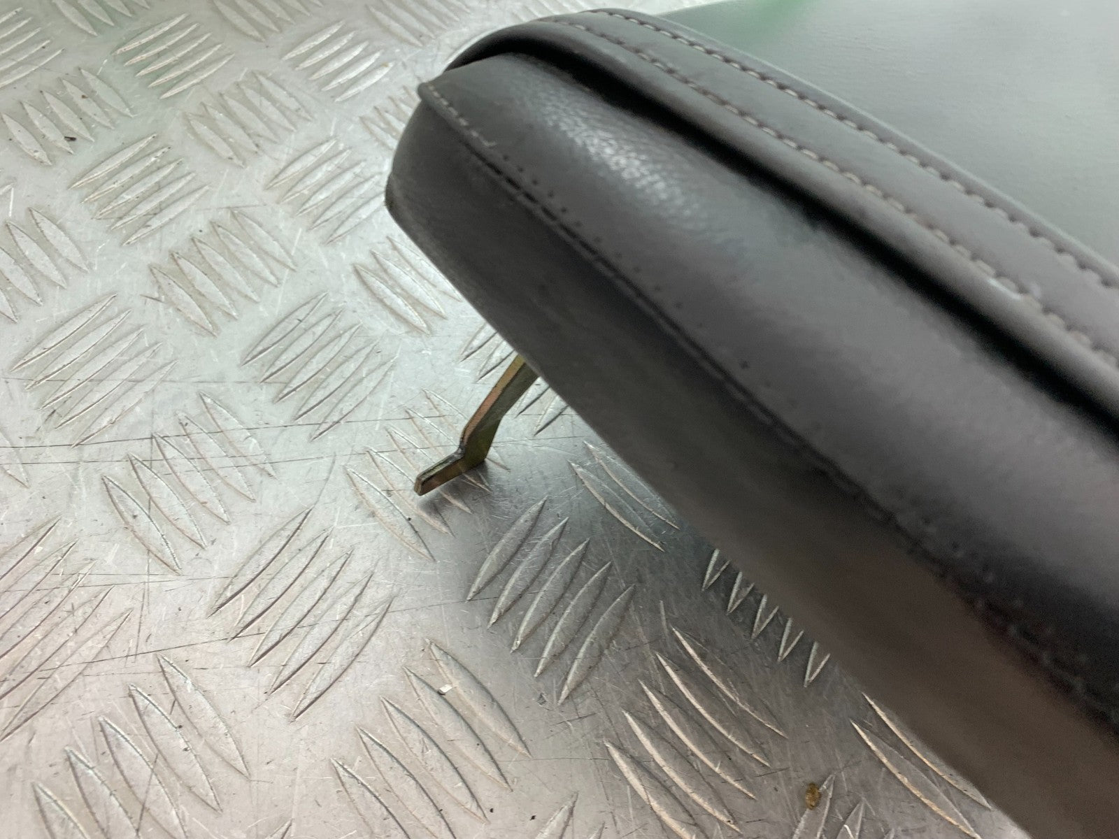 TRIUMPH 955i DAYTONA REAR SEAT  YEAR 2002-2006 (CMB1229)